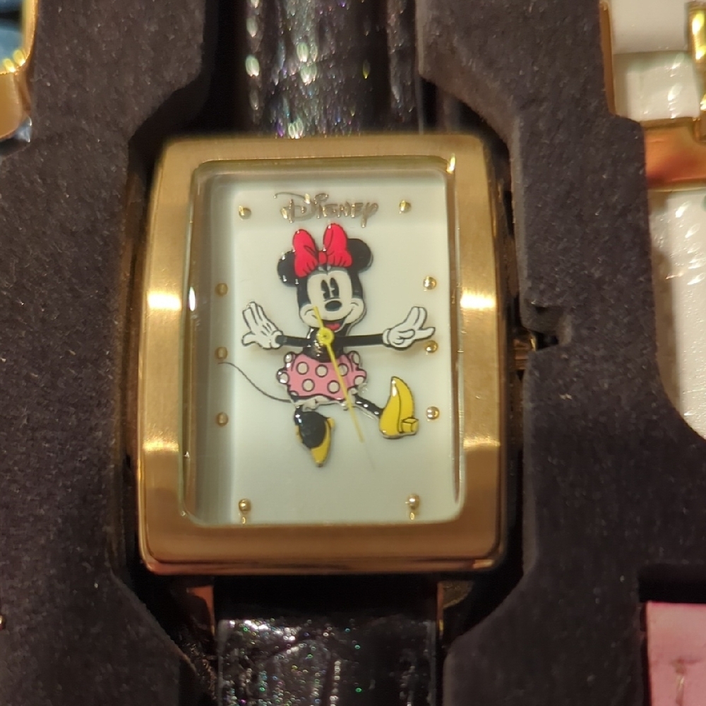 Disney Watch with Minnie Mouse and 5 Interchangeable Bands - Picture 3 of 9